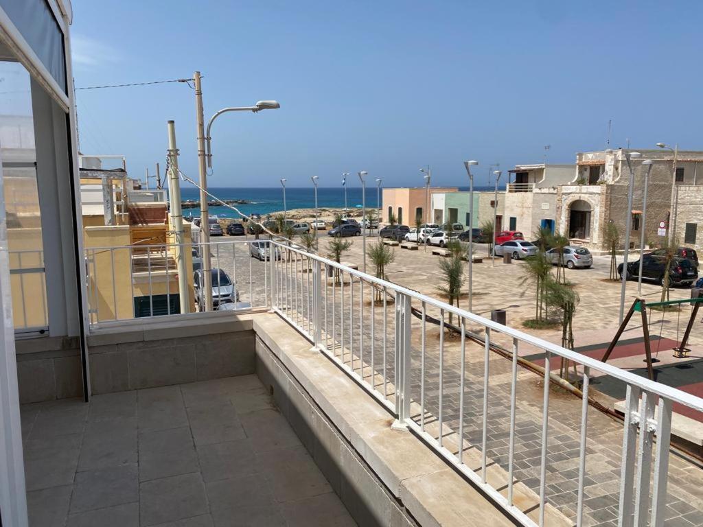 Casa Vacanze Illiria A Roca Vecchia Vicinissima Al Mare Exterior foto